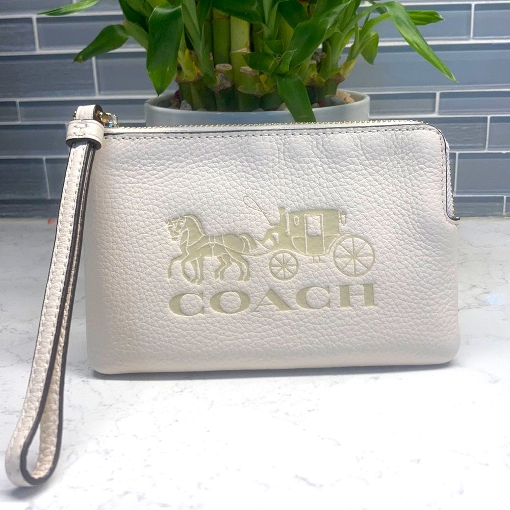 Coach wristlet 🤍🧋